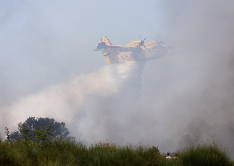 Dva kanadera i helikopter gase požare u Dalmaciji