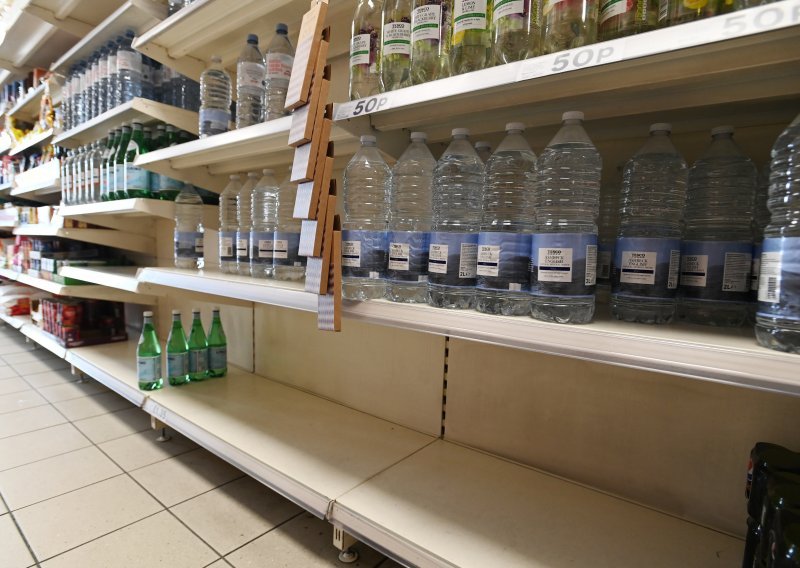 Britanci ispraznili police supermarketa; zbog izolacija ugrožene zalihe hrane