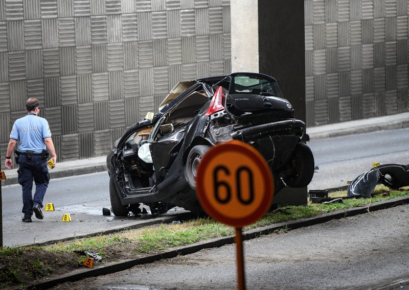 [VIDEO/FOTO] Automobil u Zagrebu sletio s ceste i zabio se u stup, jedna osoba poginula