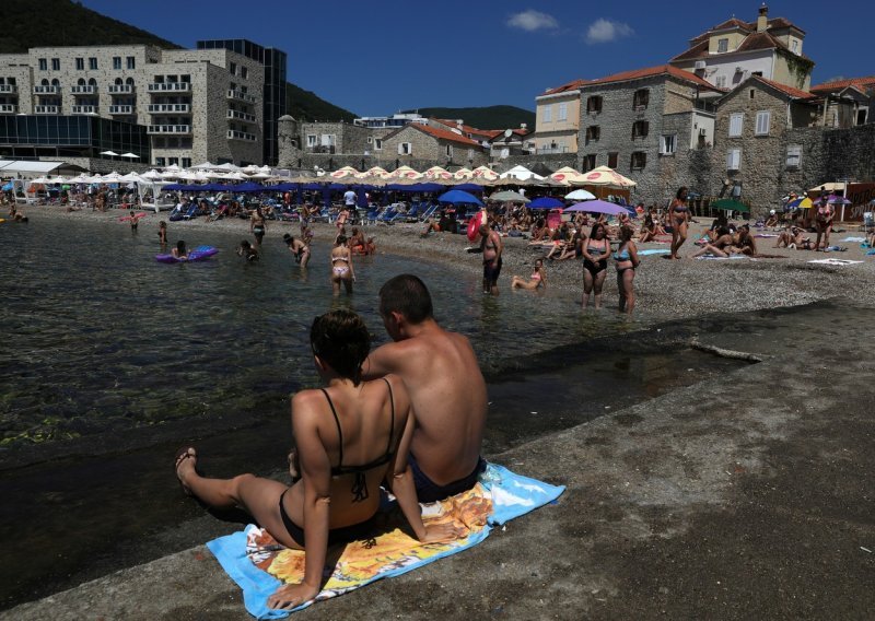 Crna Gora zatvorila noćne klubove, od kolovoza samo cijepljeni mogu u kafiće