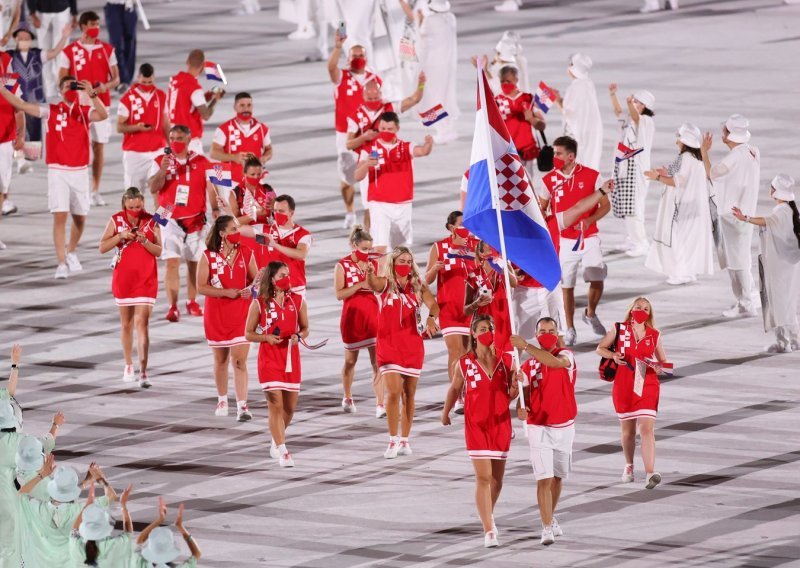 [FOTO] Grandiozno Olimpijskih igara; prodefiliralo i 20-ak hrvatskih sportaša, zastavu nosili Sandra Perković i Josip Glasnović, olimpijski plamen upalila Naomi Osaka