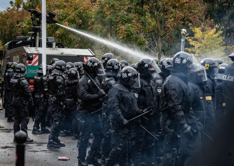 Prosvjednici napali slovački parlament zbog 'koronskog fašizma', policija uzvratila suzavcem