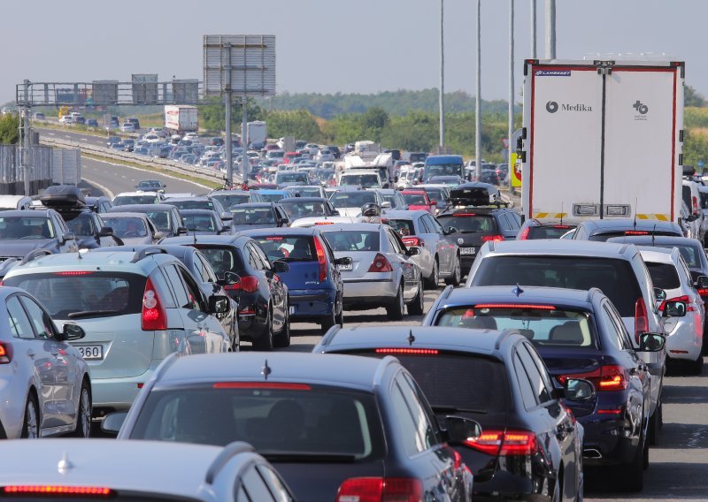 Brojne prometne nesreće, vožnje u suprotnom smjeru, kilometarske kolone, rampe na naplatnim kućicama padale na automobile...