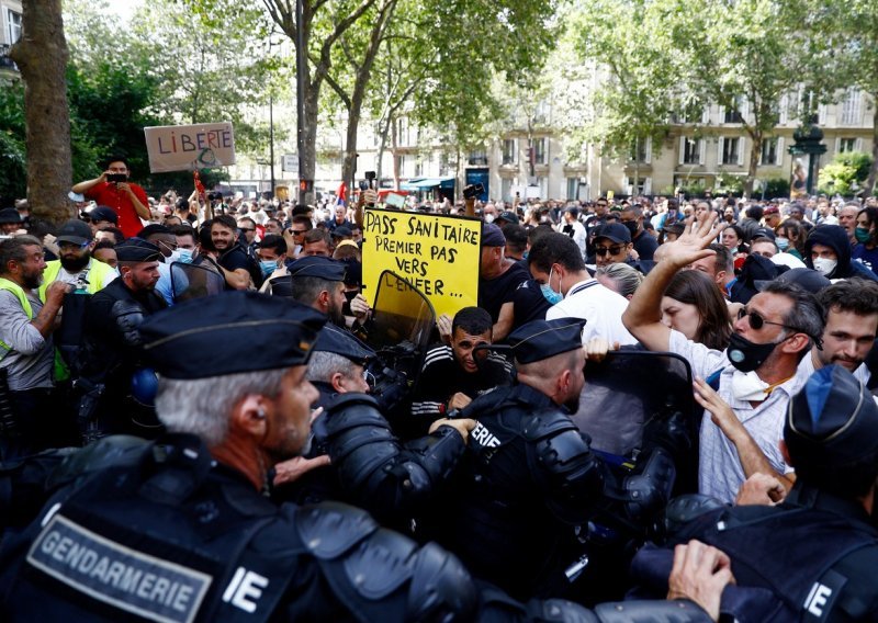 [FOTO/VIDEO] Tisuće Francuza na ulicama u prosvjedu protiv obveznog cijepljenja i epidemioloških mjera, u Parizu policija suzavcem rastjerivala ljude
