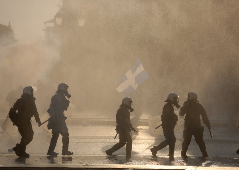 Diljem svijeta sukobi policije i protivnika obveznog cijepljenja; u Ateni i u Parizu policija je upotrijebila suzavac i vodene topove