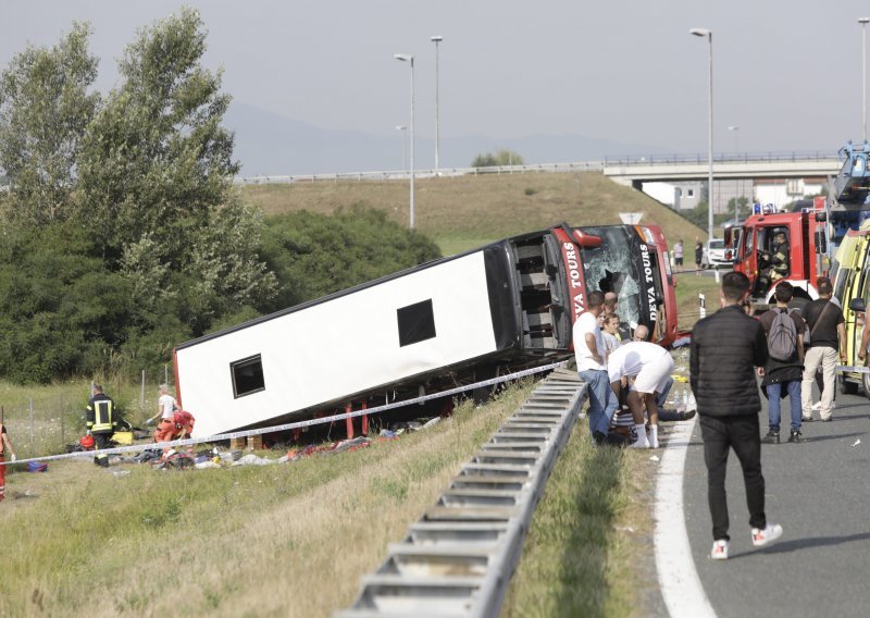 Vozač autobusa u kojem je poginulo deset ljudi kazao je da je 'na trenutak zaspao'