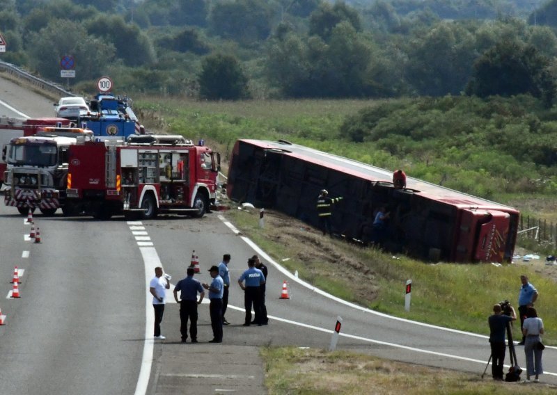 [FOTO/VIDEO] U slijetanju autobusa kod Slavonskog Broda deset poginulih, 44 zaprimljeno u bolnicu od toga 15 teško ozlijeđenih