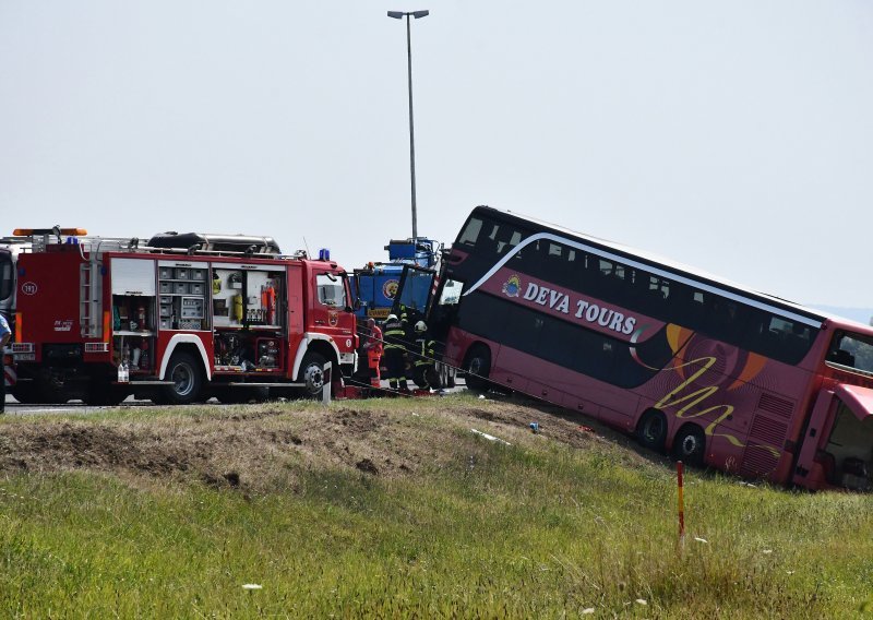 [FOTO/VIDEO] Beroš i Trut iznijeli pojedinosti nesreće u kojoj je poginulo devet putnika i vozač, a u punom autobusu bilo je i djece