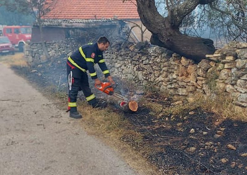 Požar kod Trilja pod nadzorom vatrogasaca, gašenje im otežava jako jugo