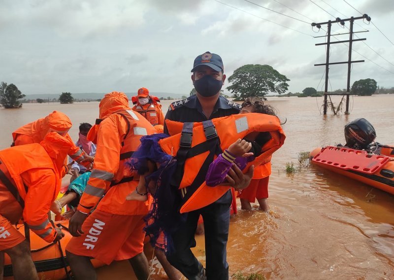Monsunske kiše u Indiji usmrtile 160 osoba, deseci zarobljeni pod klizištima