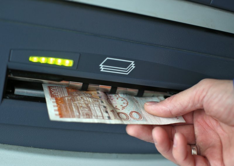 U 10 godina srezan broj poslovnica banaka u Hrvatskoj, ali je eksplodirao broj bankomata