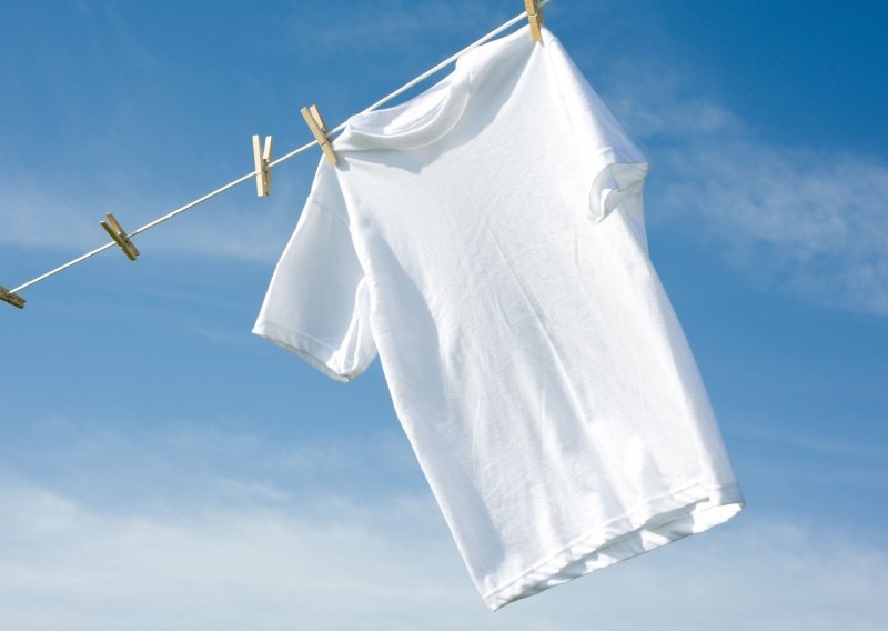 Evo kako ćete se brzo i lako riješiti neugodnih mrlja i mirisa znoja kad se uvuče u odjeću