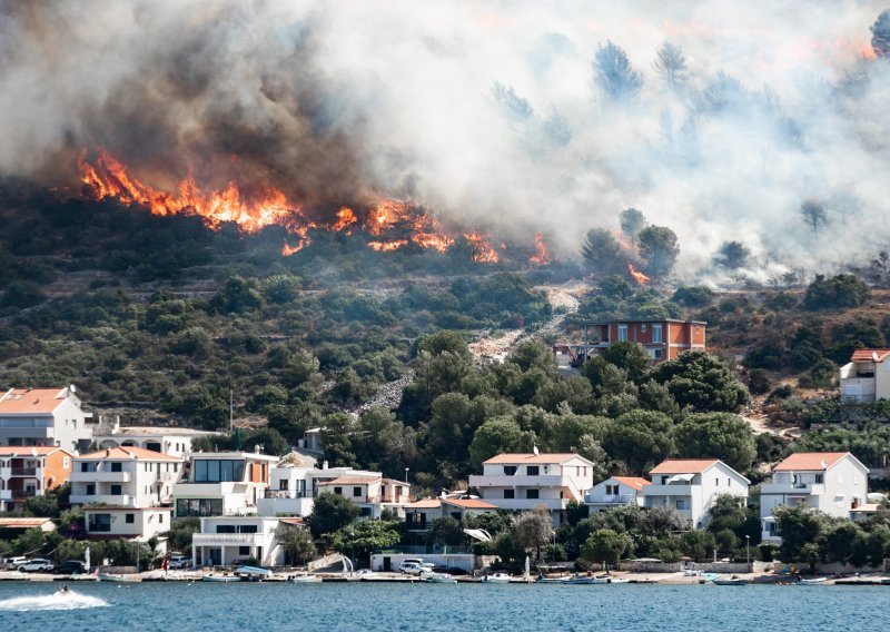 [VIDEO/FOTO] Jak požar buknuo kod Rogoznice: Kuće obranjene, kanaderi se povukli