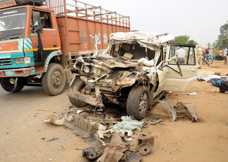 U nesreći u Indiji pregaženo 18 radnika koji su spavali uz cestu nakon sudara kamiona s autobusom