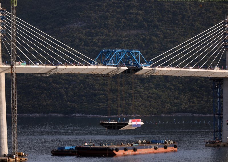 Počele pripreme za podizanje dvjesto tona teškog posljednjeg elementa Pelješkog mosta