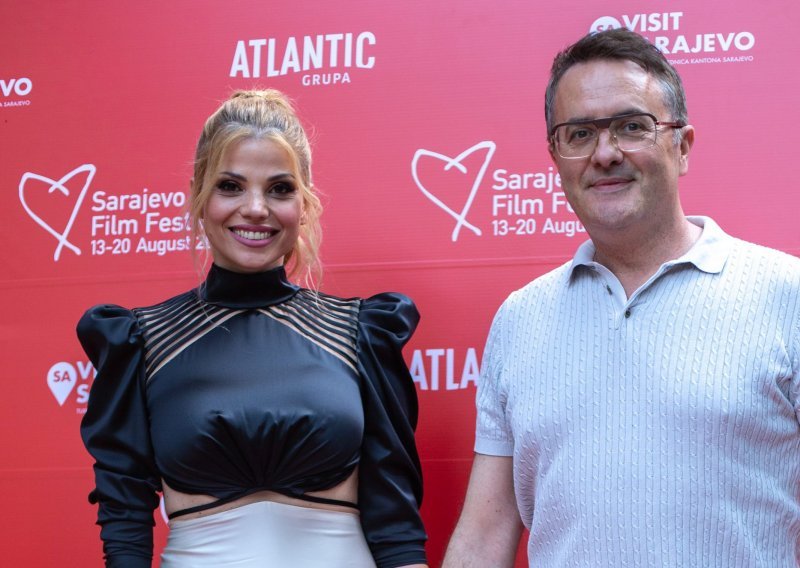 Tarik Filipović i Lejla uživaju na odmoru u Istri: Ona pokazuje svoju besprijekornu liniju, a on joj tepa da je kao morska vila