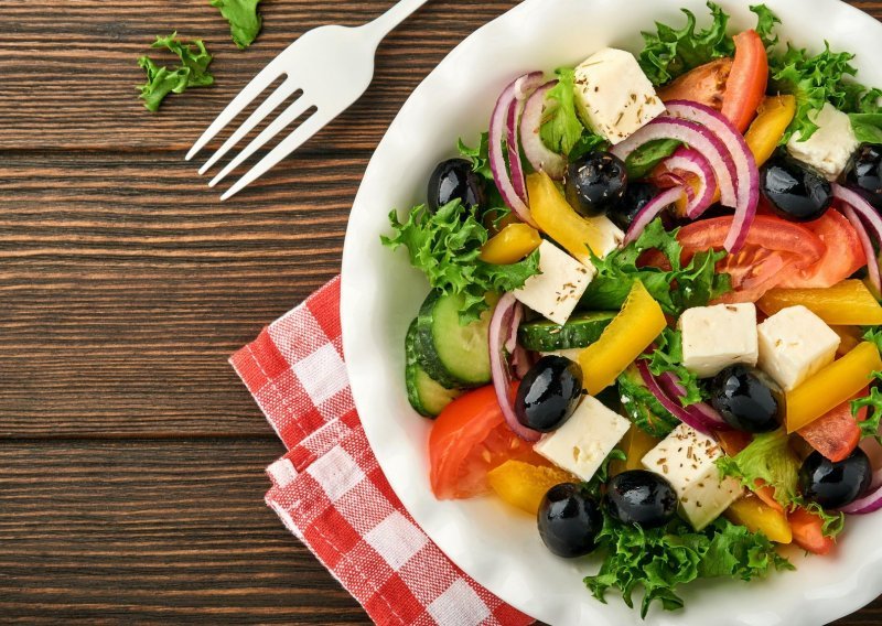 Ova jednostavna i osvježavajuća salata savršen je brzi obrok za ove paklene ljetne vrućine