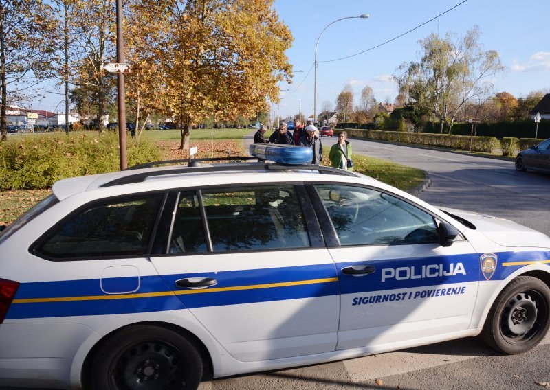 Njemica na parkingu trgovačkog centra u Gospiću ostavila dijete u automobilu, u zadnji čas ga spasili građani