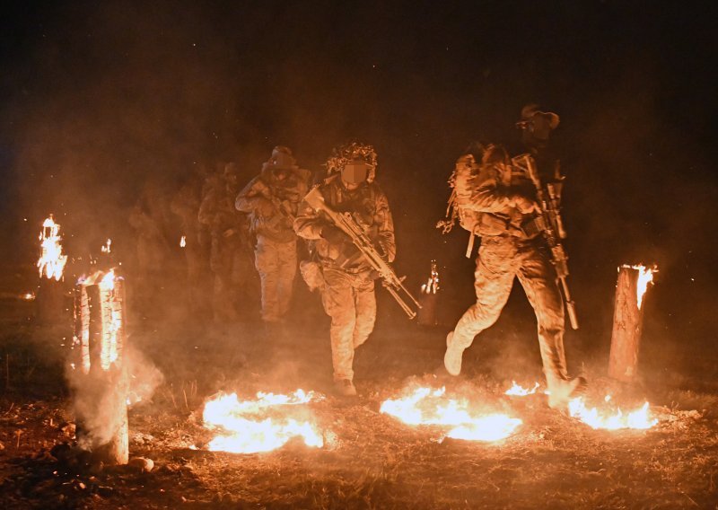 [FOTO/VIDEO] U vojarni na Udbini prisegnuli novi komandosi, pogledajte kako je izgledala obuka