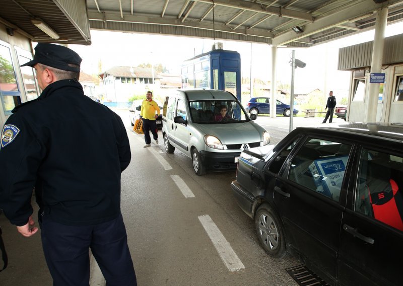 Slovenac 'pao' na granici s drogom, odala ga zadebljana plastika u vozilu
