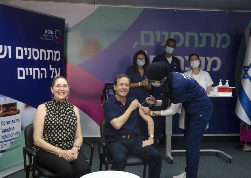 Izraelski predsjednik primio treću dozu cjepiva, poziva starije od 60 da učine isto