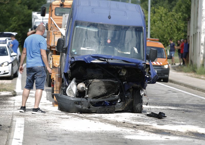 Teška prometna nesreća u BiH: Dvoje poginulih u izravnom sudaru automobila i dva kamiona