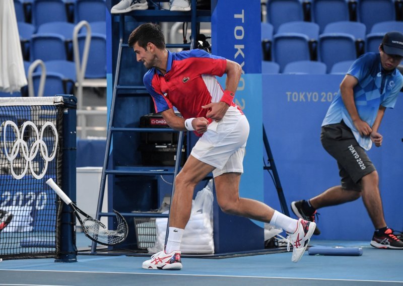 [FOTO] Novak Đoković ostao bez olimpijske medalje u pojedinačnoj konkurenciji; bio je toliko ljutit da je razbijao rekete...