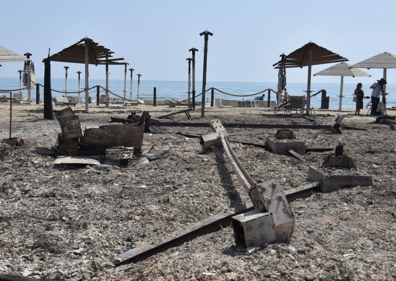 Buktinja na Mediteranu, talijanski vatrogasci bore se s požarima nadomak Catanije, stanovnici evakuirani, aerodrom zatvoren