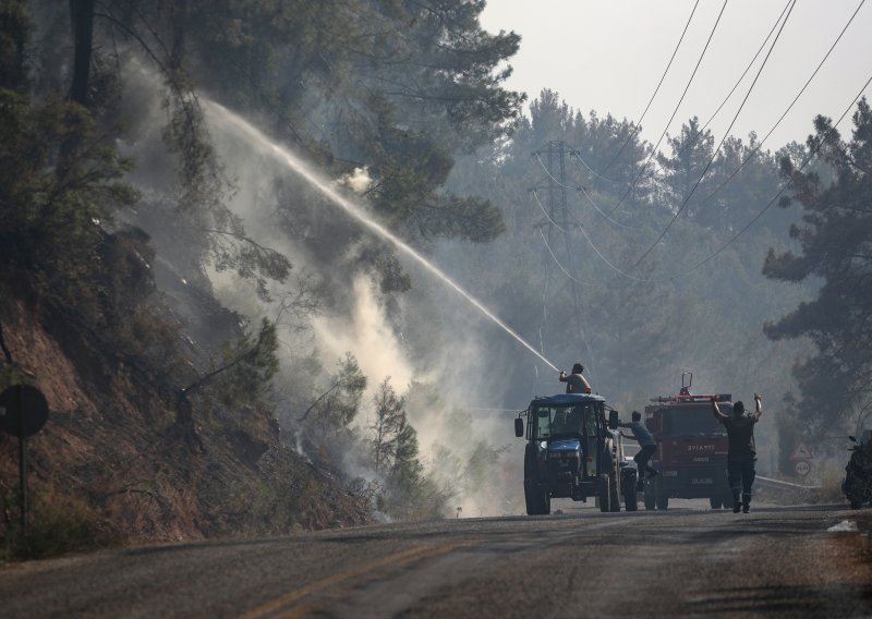 Vatra prijeti turističkim mjestima u Turskoj, evakuiraju se turisti