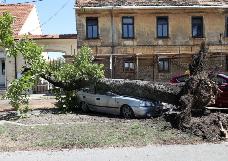 [VIDEO/FOTO] Strašno nevrijeme prohujalo središnjom Hrvatskom, stradale kuće, auti, srušena stabla, nestalo struje. Pogledajte kako je vjetar u par sekundi odnio golemi šator