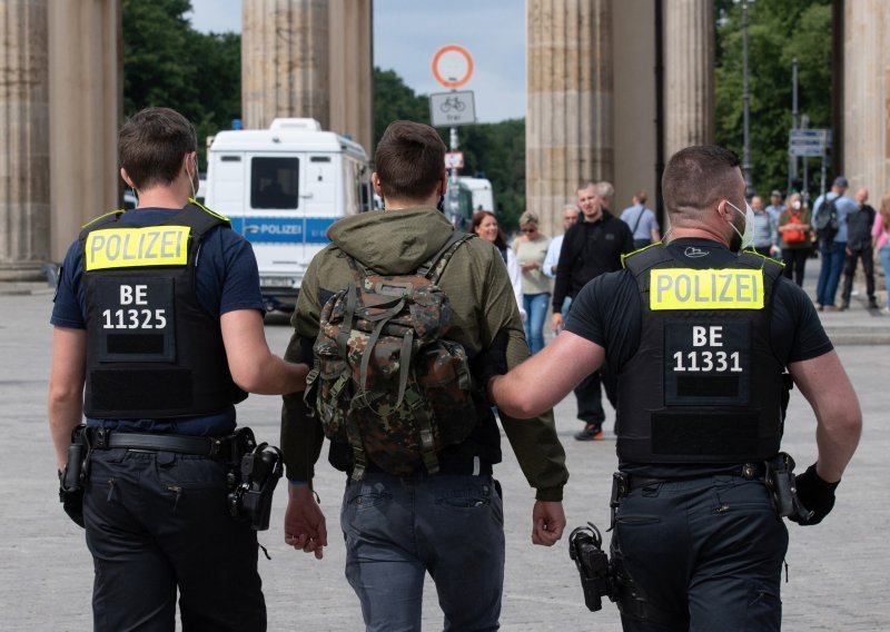 [FOTO] Na prosvjedima u Berlinu protiv koronamjera privedeno oko petsto ljudi