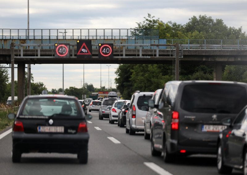 Vrlo gust promet u oba smjera na većini graničnih prijelaza sa Slovenijom, na ulasku s Mađarskom i izlasku sa Srbijom
