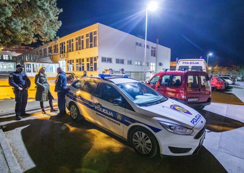 Ženi u Puli je usred noći netko poklušao ukrasti automobil pa kad nije uspio odlučio ga je zapaliti