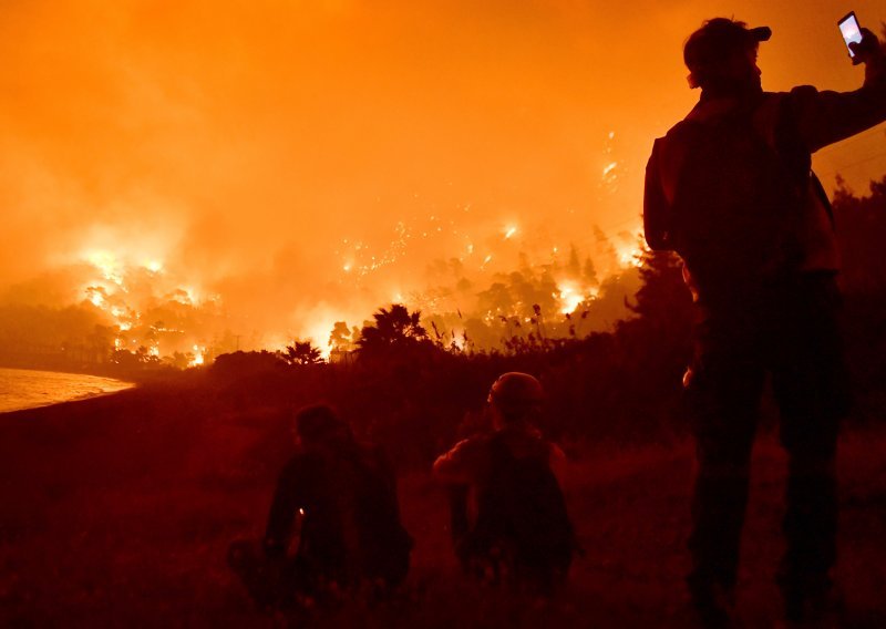 Požari divljaju u Grčkoj, a visoke temperature od 45 stupnjeva Celzija tek stižu