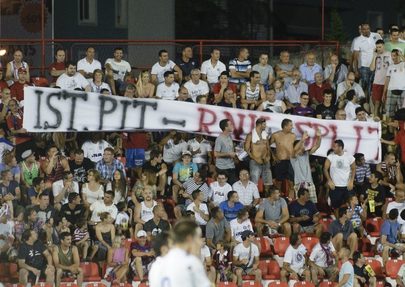 Ovaj transparent je uzrok makljaže navijača Splita i Hajduka