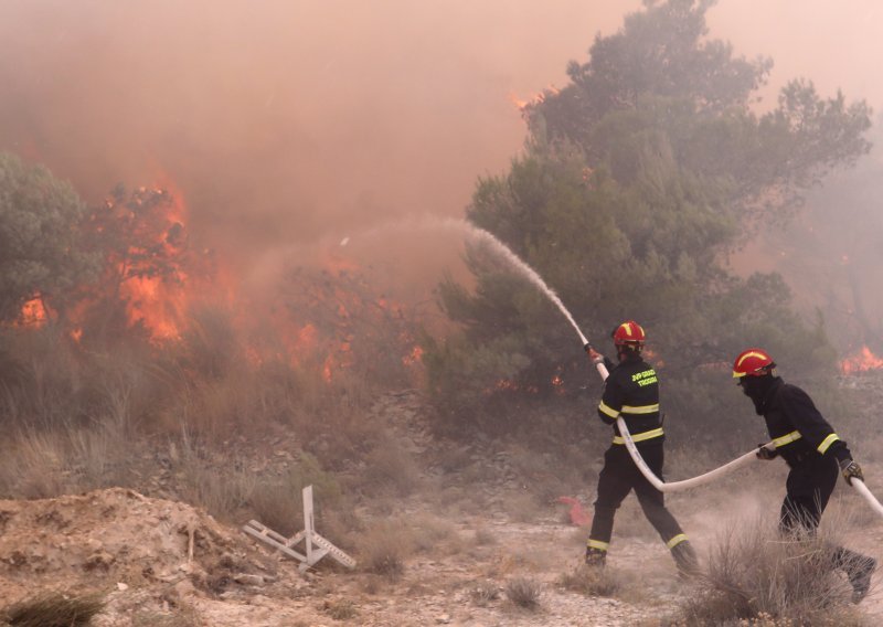 [FOTO] Požar kod Segeta i dalje divlja, gase ga vatrogasci iz pet županija: 'Branit ćemo kuću po kuću'