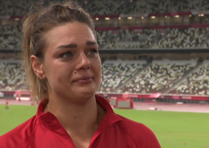 [FOTO] Sandra Perković grcala u suzama nakon što je doživjela šok i ostala bez medalje u Tokiju: Nešto mi je od početka govorilo da neće biti dobro...