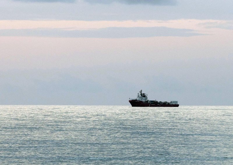 Ocean Viking traži sigurnu luku za iskrcaj 555 migranata: 'Situacija na brodu je neodrživa'