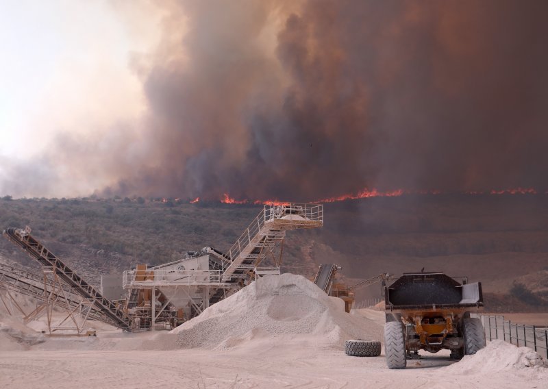 [FOTO/VIDEO] Još gori u Segetu Gornjem: Na terenu su 124 vatrogasca i 25 vojnika, a na požar su upućena i dva kanadera