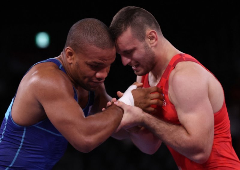 Hrvač Ivan Huklek izgubio u polufinalu od moćnog Ukrajinca, ali još uvijek ima priliku osvojiti povijesnu medalju za Hrvatsku; borbe u Tokiju posvetio je preminuloj sestri Marti