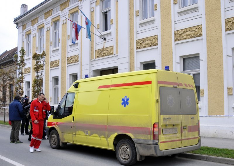 Strava u Vukovaru: U svađi žena muškarcu s vrata isčupala trahealnu kanilu; teško ozlijeđen uspio je nazvati hitnu pomoć
