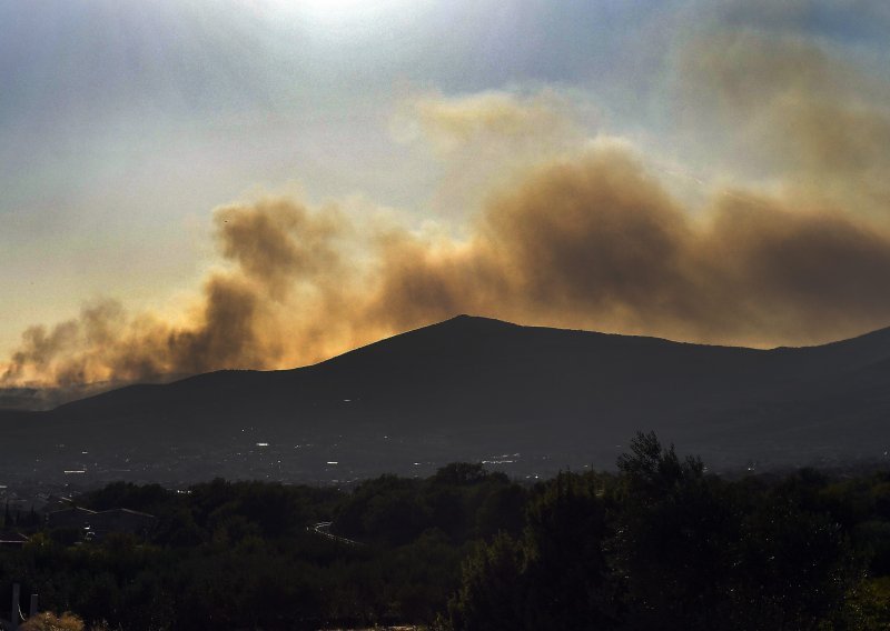 [VIDEO/FOTO] Treći dan traje borba s požarom kod Segeta Gornjeg: Vatrogascima ponovno pomažu zračne snage