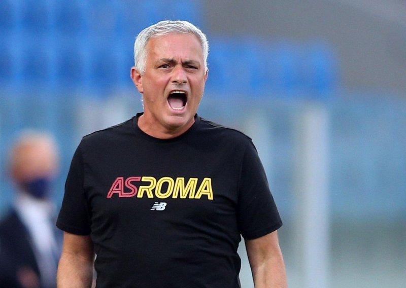 Jose Mourinho odlučio se na drastičan potez i do sada neviđenu rasprodaju; novi klub mora tražiti i bivši hrvatski reprezentativac...