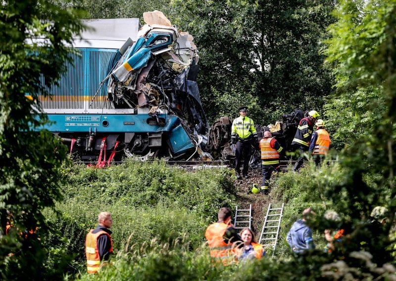 Troje mrtvih, deseci ozlijeđenih u sudaru vlakova u Češkoj