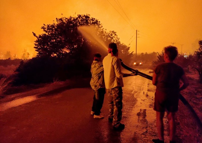 U Grčkoj i dalje bijesne požari, oko 150 ih je aktivno