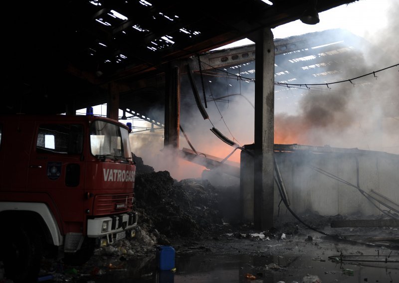 U požaru izgorjela tvornica u kojoj je radilo gotovo 100 radnika, vatrogasci kasnili zbog uskih i zakrčenih ulica, novčana šteta više milijuna