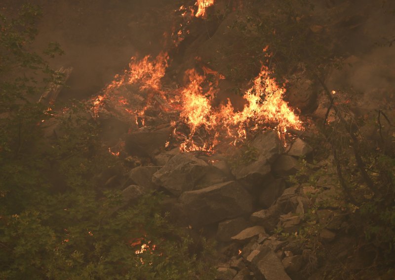 [FOTO] Golemi požar Dixie proširio se na više od 110.000 hektara, stanovnici odbijaju napustiti domove i vatrogascima prijete puškama
