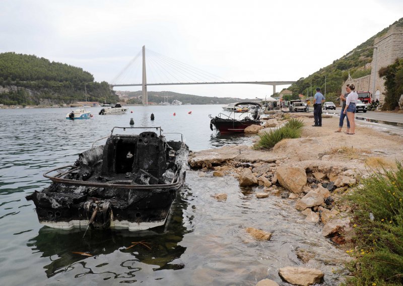 [FOTO/VIDEO] Policija utvrdila: Kvar na instalacijama uzrok je požara s izgorenih dva vozila i pet plovila