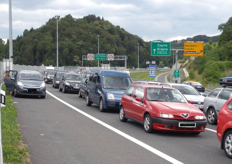 Velike gužve na cestama: Nekoliko prometnih nesreća, turisti na Macelju čekaju tri sata