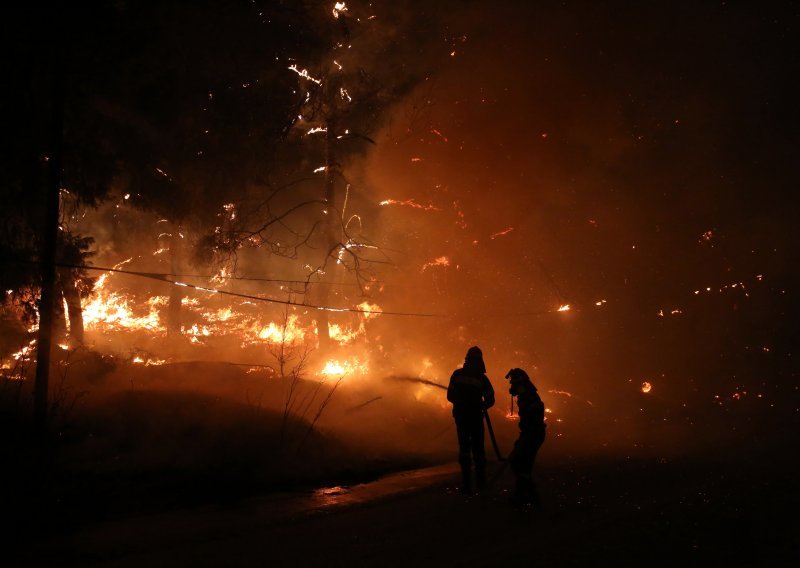 [VIDEO/FOTO] Dvoje poginulih, a tisuće prisiljeno napustiti domove zbog požara koji haraju Grčkom. Dužnosnik Obalne straže: Govorimo o apokalipsi!